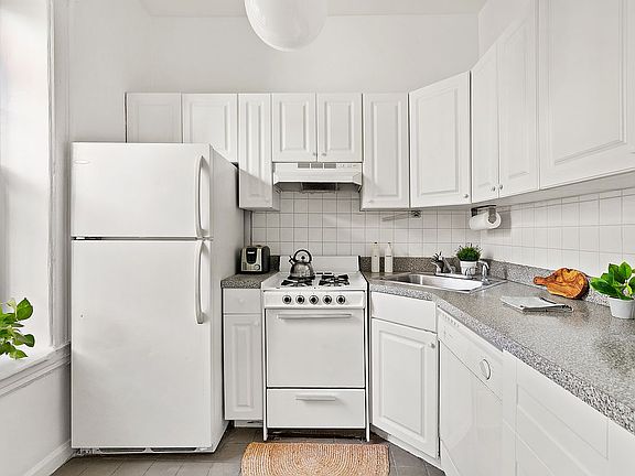4th image of 467 Pacific St APT 4