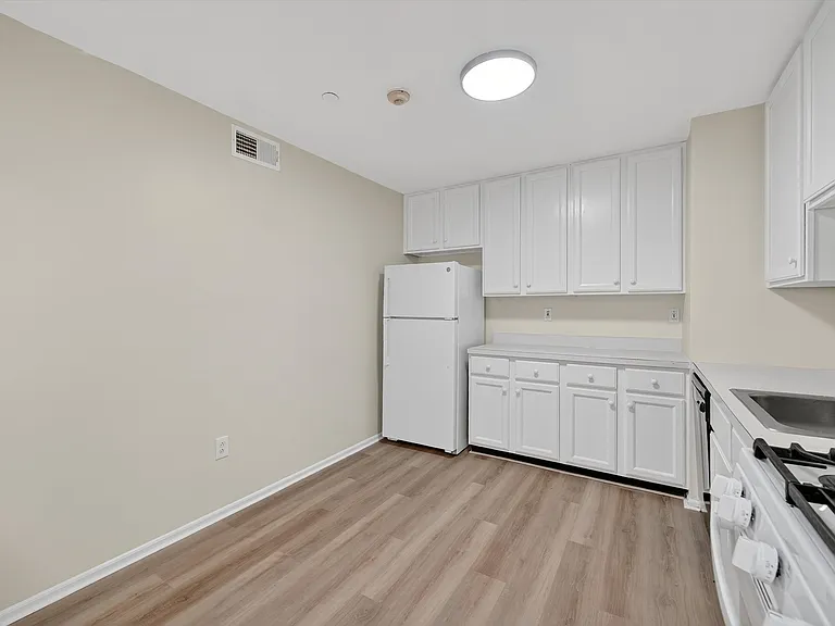 10-12 Chestnut St #B104 — Photo 4