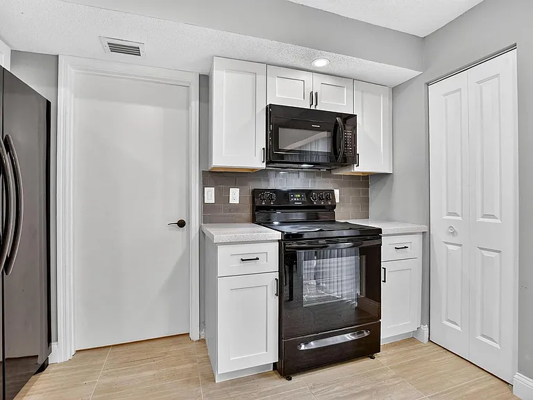 7773 La Mirada Dr — Photo 13