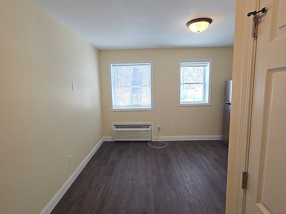 4th image of 920 N Church St #10