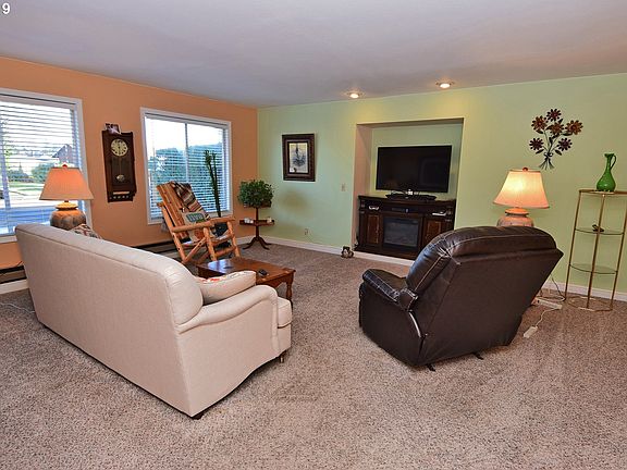 3rd image of 612 Tampa Way