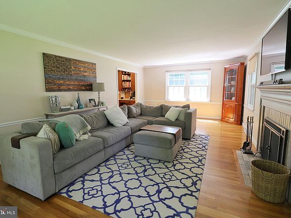 4th image of 8 Arthur Dr