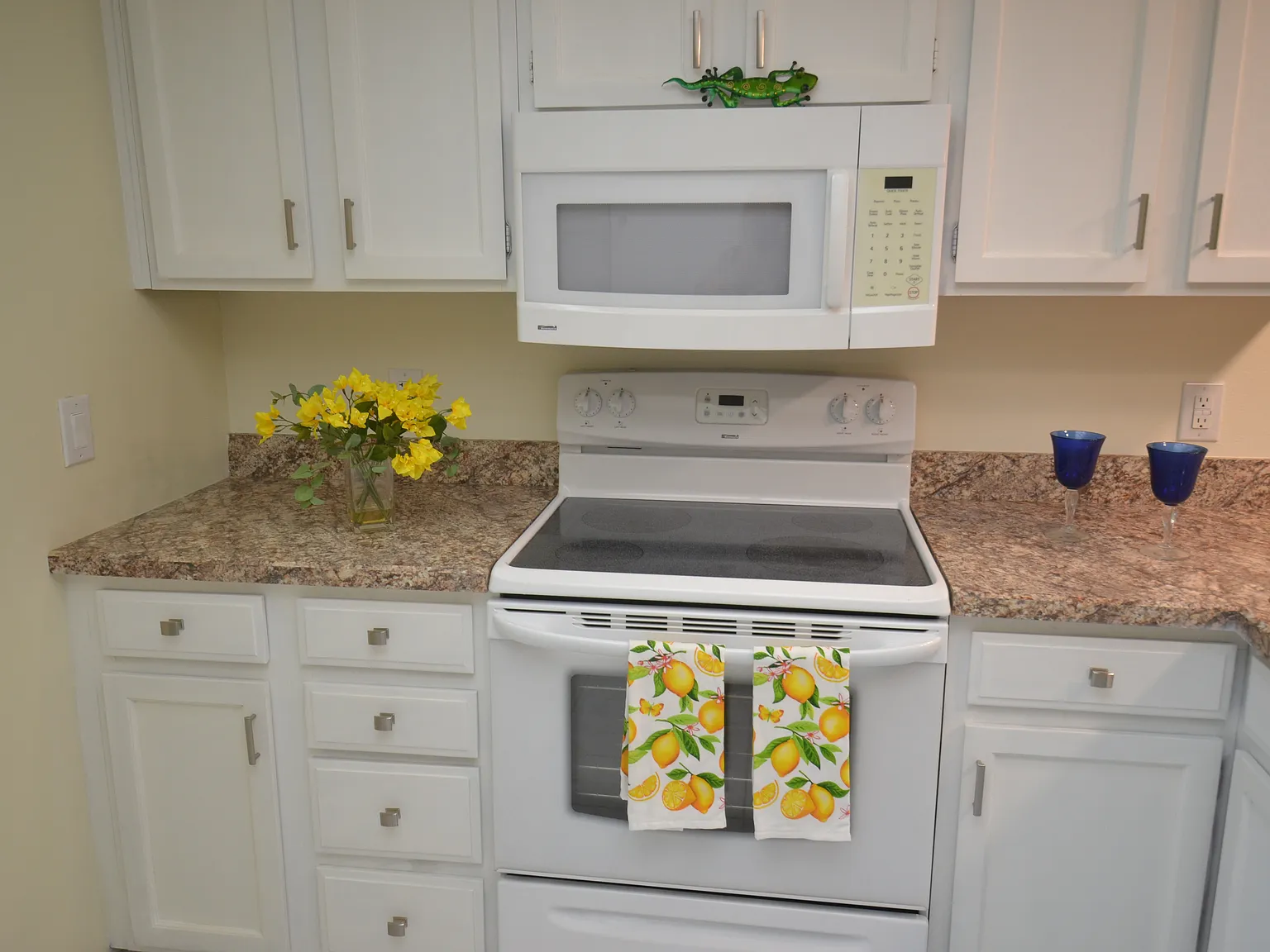 East Lake Woodlands 2 bedroom Upstairs — Photo 2
