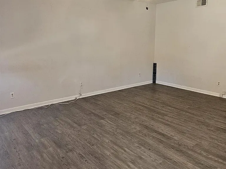 320 Cambout St — Photo 8