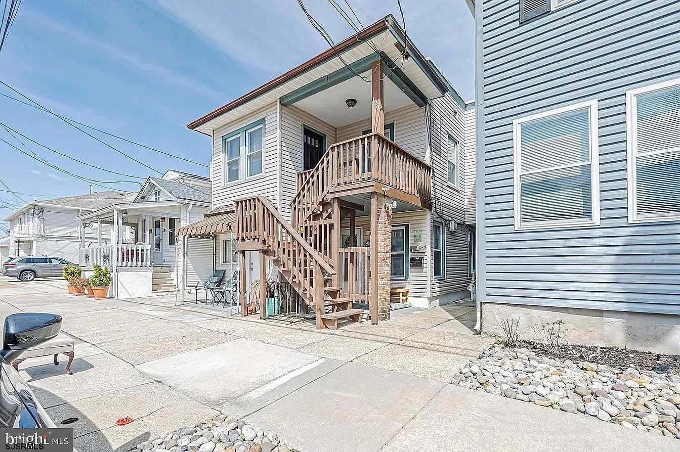 3 bed, 1.0 bath, $2,595 — Photo 2