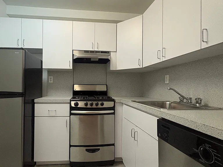 435 W 57th St #6A — Photo 5