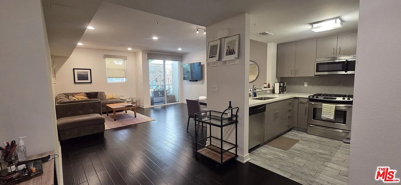 3 bed, 2.0 bath, 1370 sqft, $3,700 — Photo 2