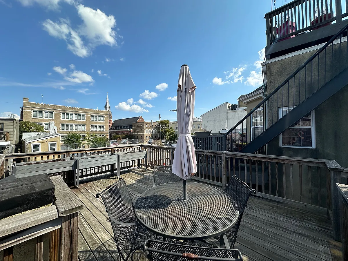 Rooftop Deck - 1289 William St