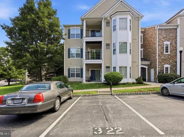 322 Creekside Dr, Brookhaven, PA 19015