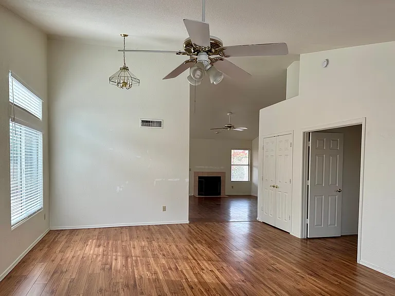 1624 N Sawyer — Photo 1