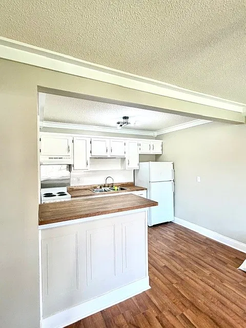 219 W Reservoir Apartments — Photo 3