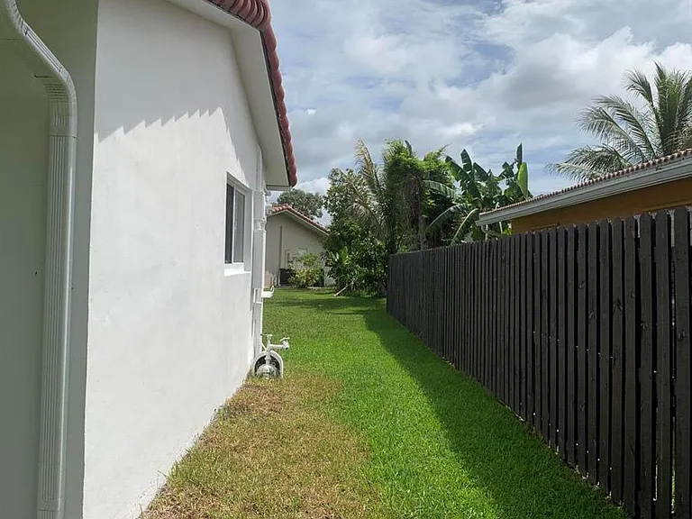 4005 NW 76th Ave — Photo 4