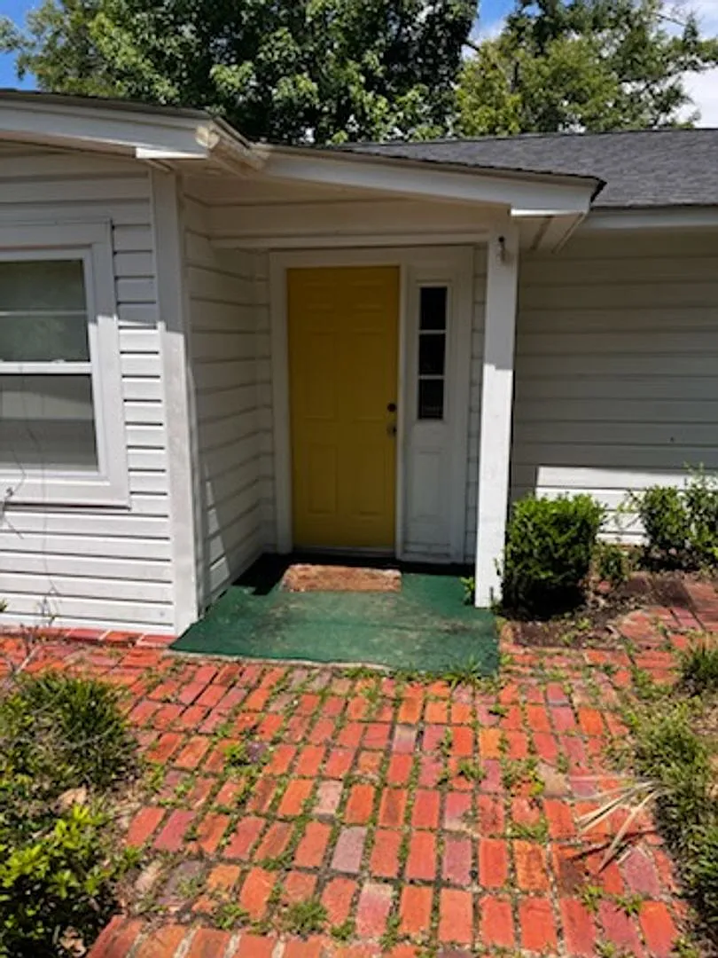 Classic 3/2 in Marianna w/ Beautiful Back Garden — Photo 3
