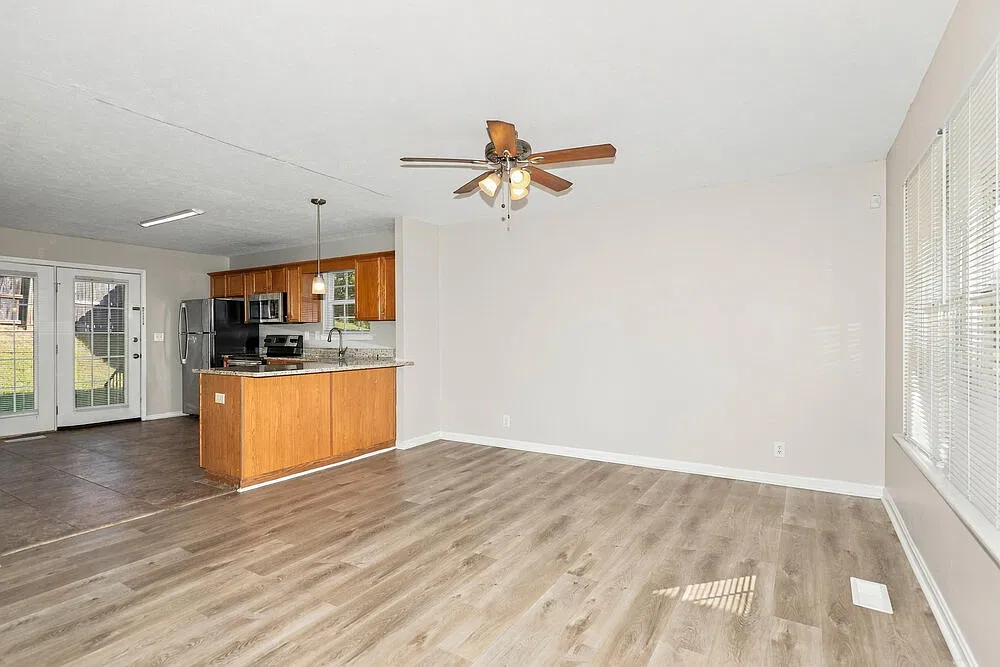 3 bed, 2.0 bath, 1149 sqft, $1,690 — Photo 4