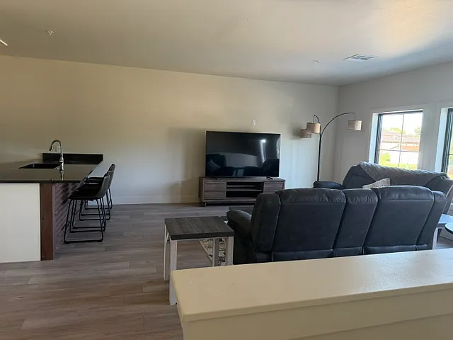 2 bed, 1100 sqft, $2,000 — Photo 3