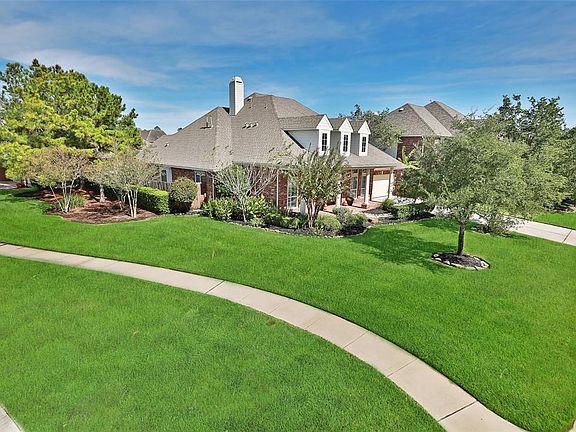 Enjoy all the amenities that Windrose has to offer. Golf course community, pools, parks, tennis courts, sidewalks and a short walk to Benignus Elementary!