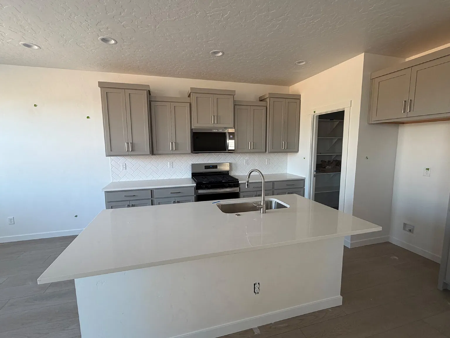 4 bed, 3.0 bath, $2,995 — Photo 2