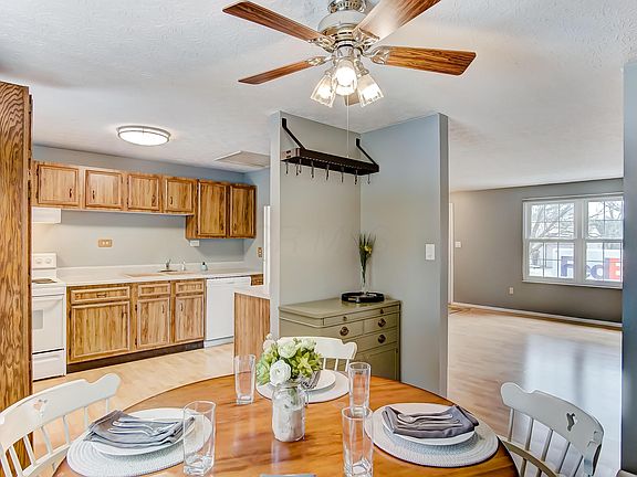 5th image of 3792 Farm Brook Ln