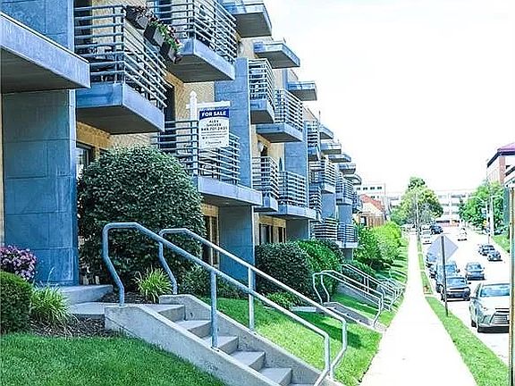 2nd image of 4532 Broadway Unit 5-E