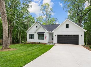 215 Crestwood Dr, Pilot Mountain, NC 27041