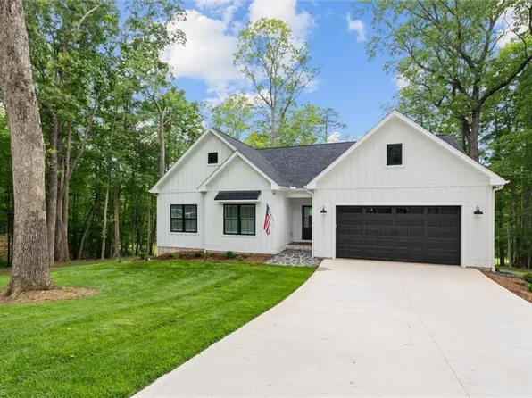 215 Crestwood Dr, Pilot Mountain, NC 27041