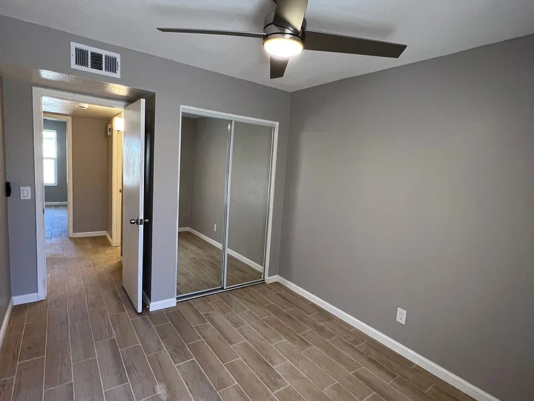 2851 E Capri Cir — Photo 4