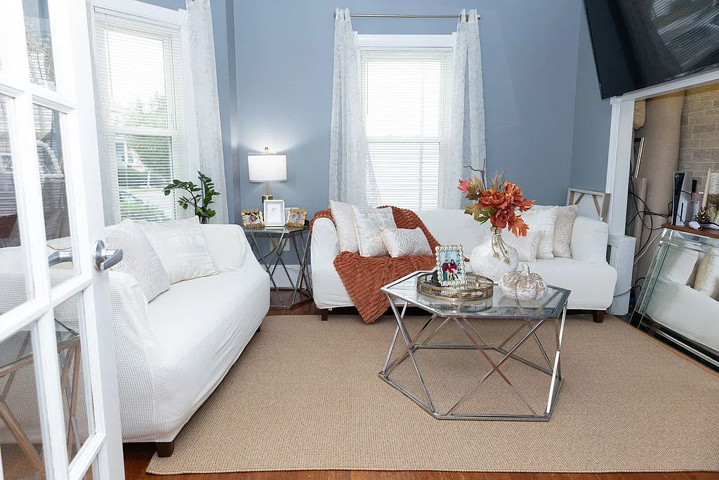 3 bed, 900 sqft, $3,500 — Photo 2