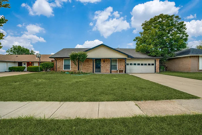 1412 E Park Blvd
