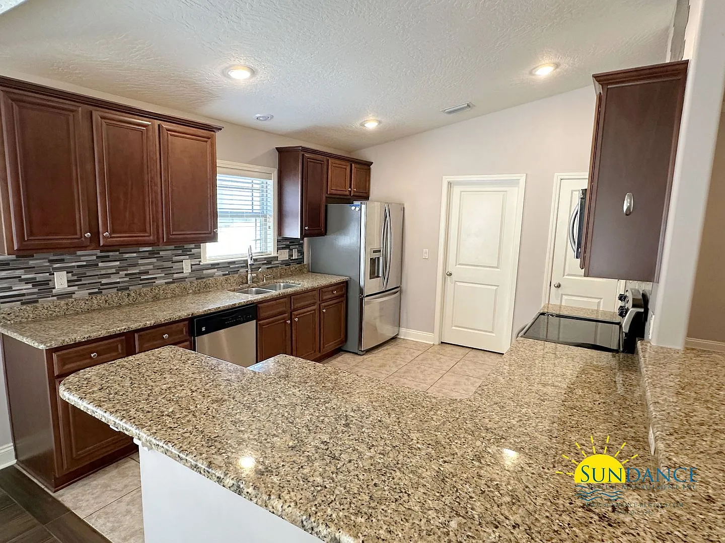 Stunning 3 Bedroom Home in Navarre with Large Backyard! — Photo 3