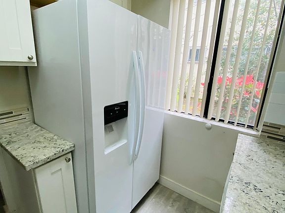 5th image of 1043 39th St APT 2
