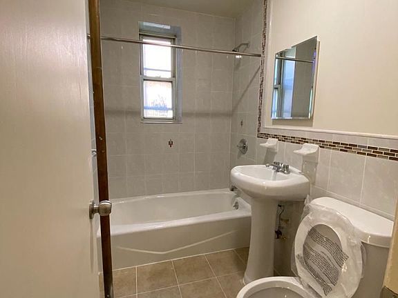 5th image of 36-20 Parsons Blvd #F