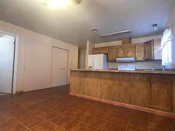4th image of 28833 Oakland Ave