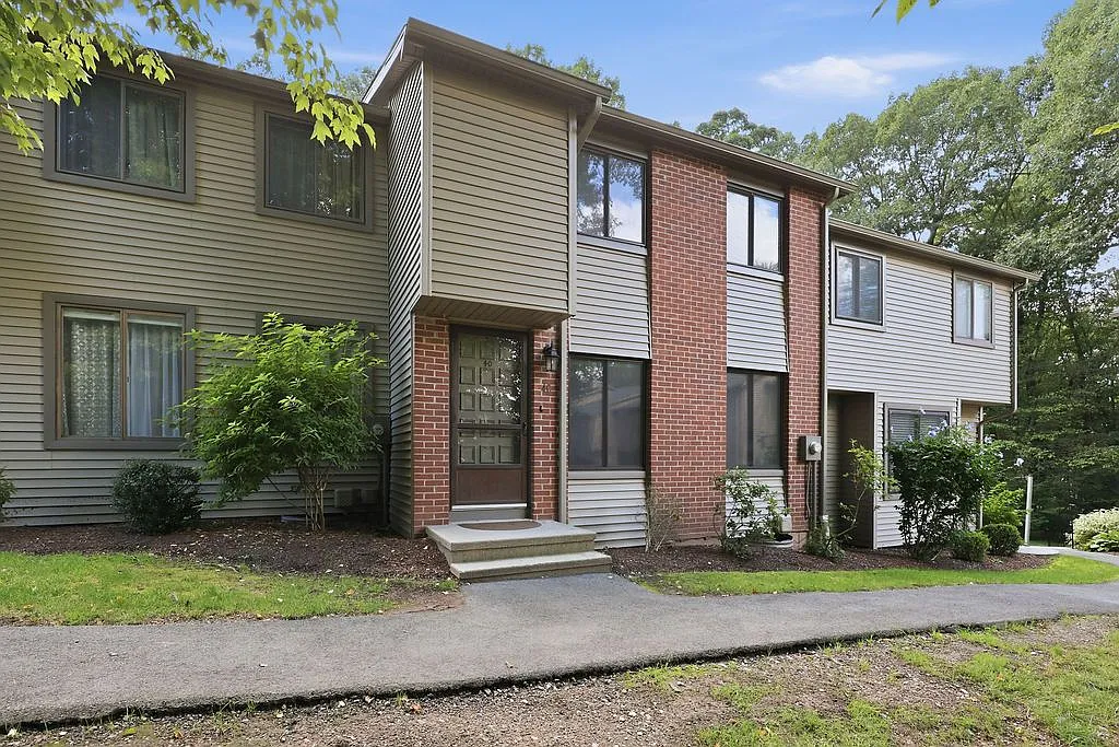 40 Conestoga Way — Photo 1