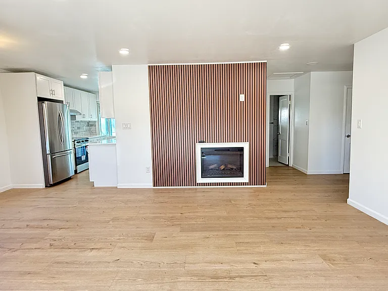 541 E Woodlawn Rd — Photo 2