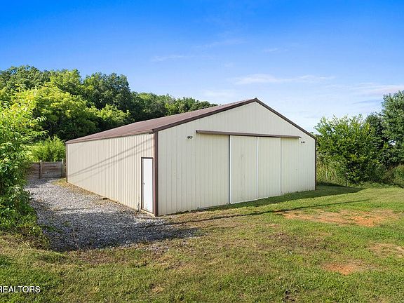 3rd image of 2040 Warrensburg Rd