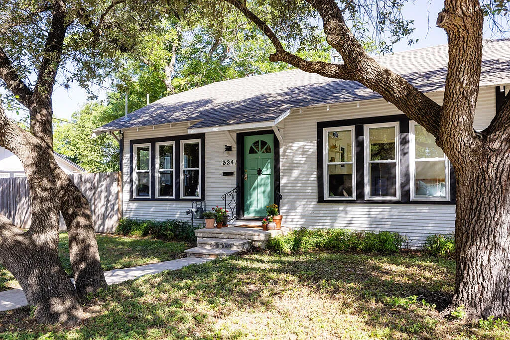3 bed, 1.0 bath, 1200 sqft, $2,200 — Photo 3