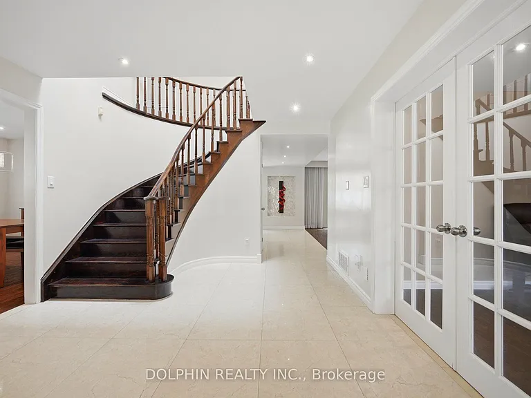1090 Vanier Dr — Photo 14