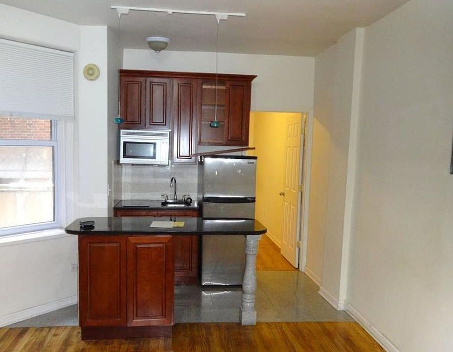 2nd image of 140 W 71st St APT 2B