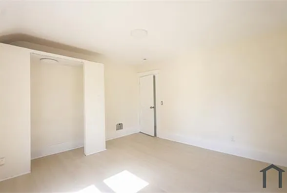 420 W 21st St — Photo 13