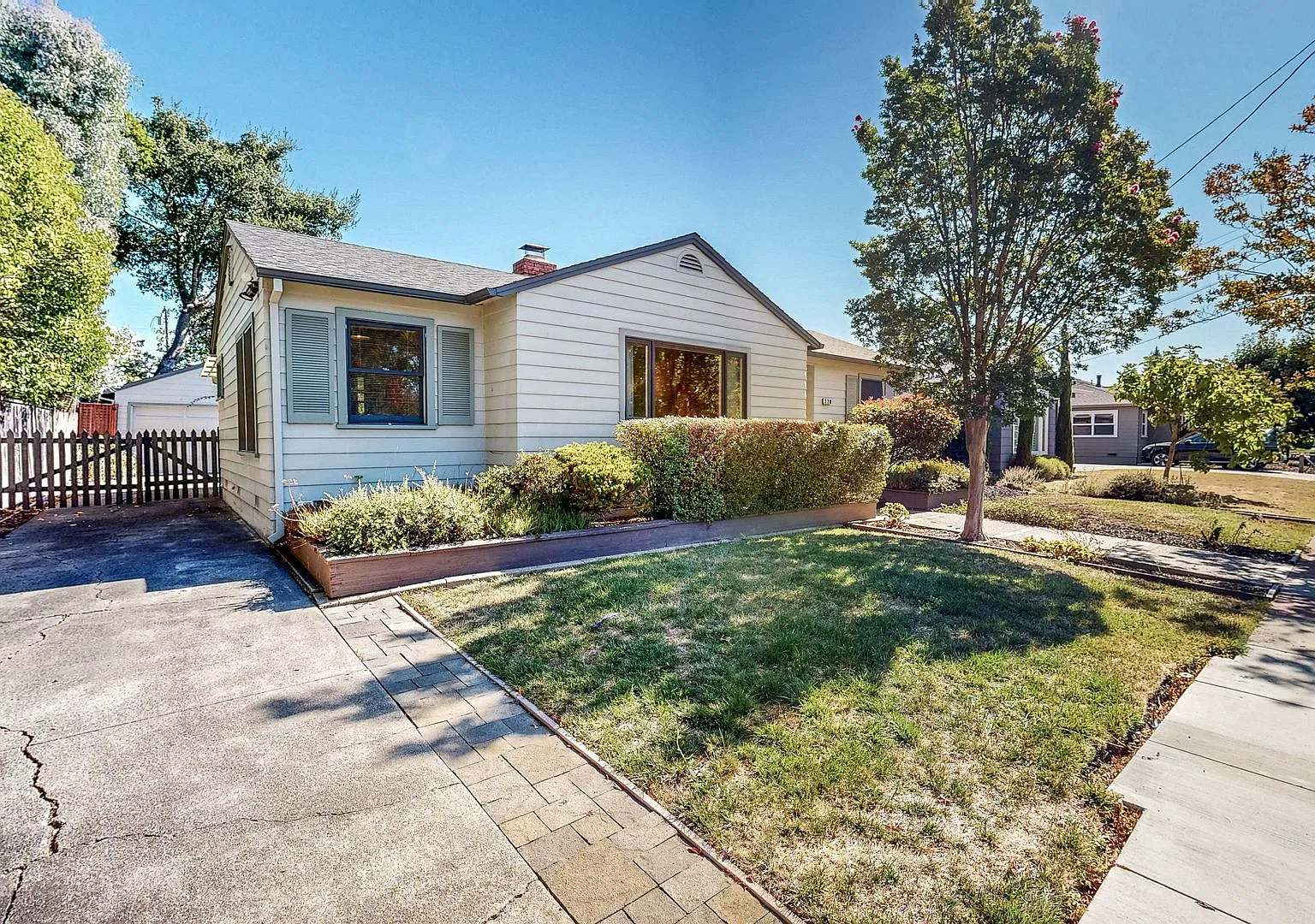Bright & Cozy! Conveniently located Three Bedroom Two Bath Single Level with Detached Two Car Gar... — Photo 3