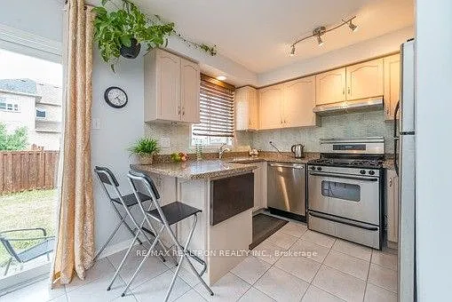 122 Benjamin Hood Cres — Photo 8
