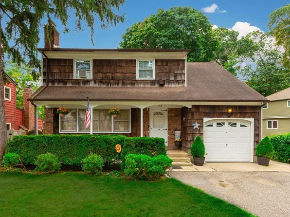 14 Pearwood Drive, Huntington Station, NY 11746