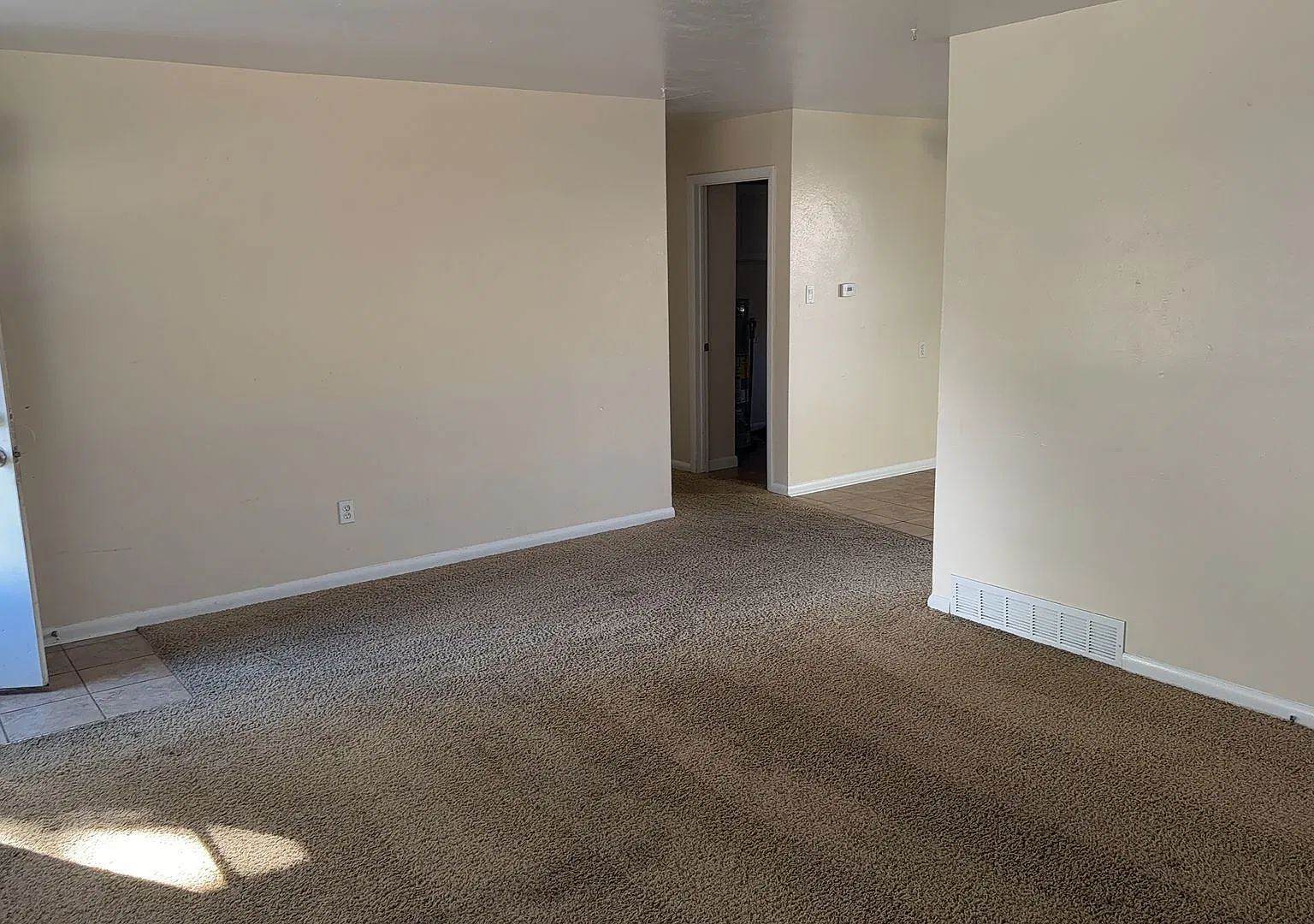single family home — Photo 4