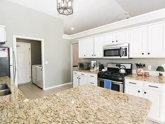 2nd image of 525 Hickory Ln