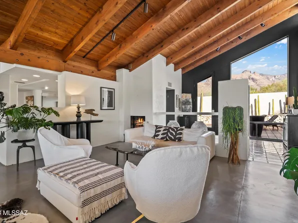 6901 N Chaparral Pl, Tucson, AZ 85718