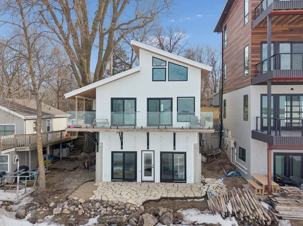 2719 S Lakeview Dr, Clear Lake, IA 50428