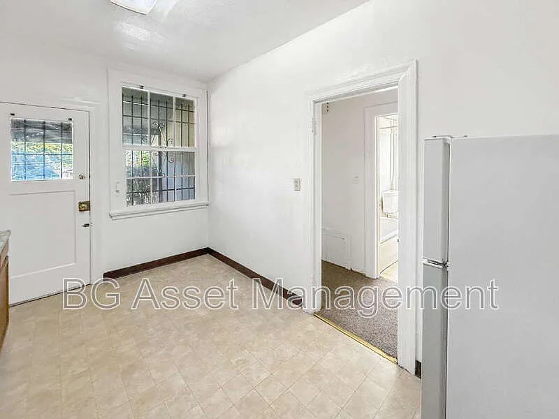 Building Photo - 1000 E 33rd St #301