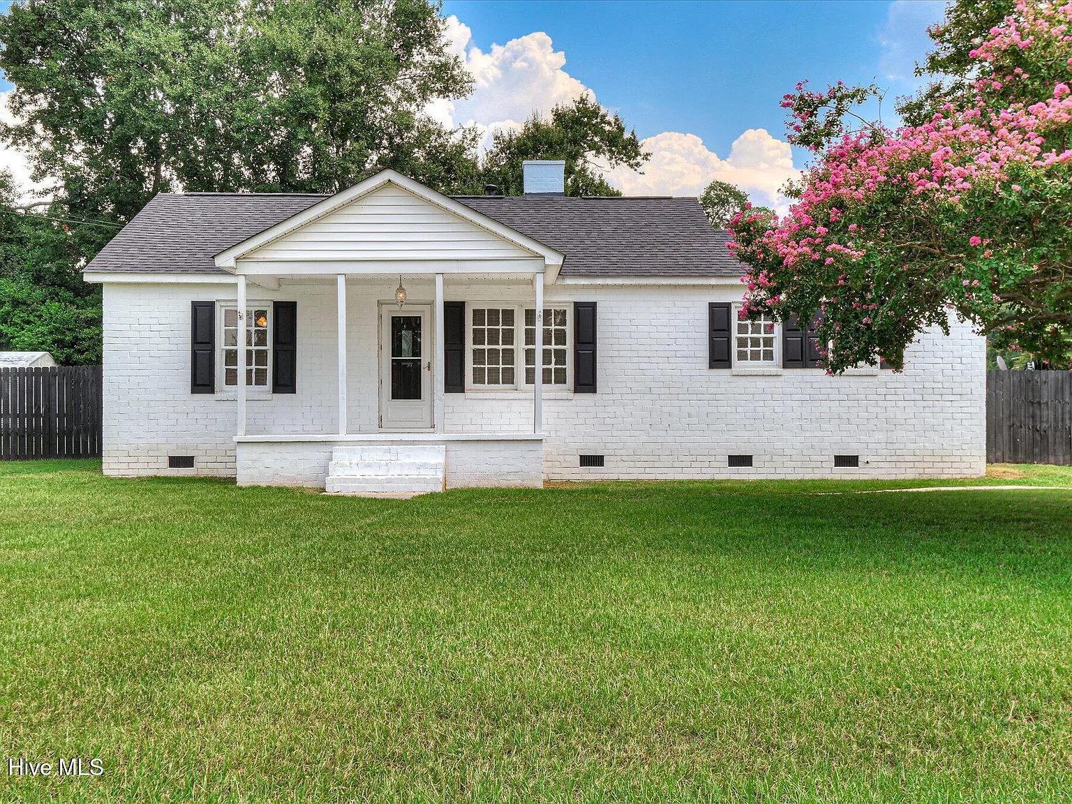 3 bed, 1.0 bath, 1040 sqft, $1,450 — Photo 1