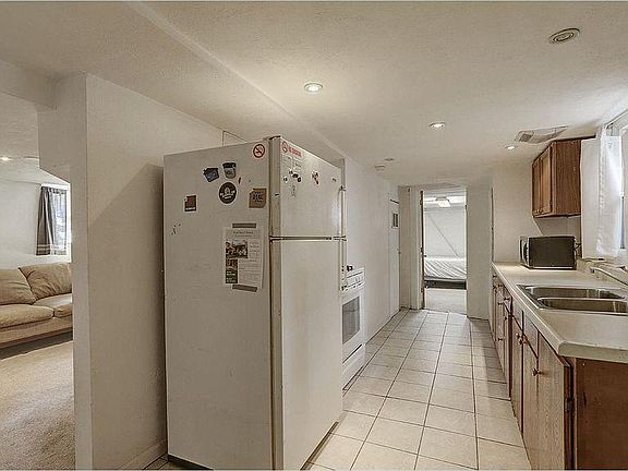 3rd image of 226 N Pearl St #B