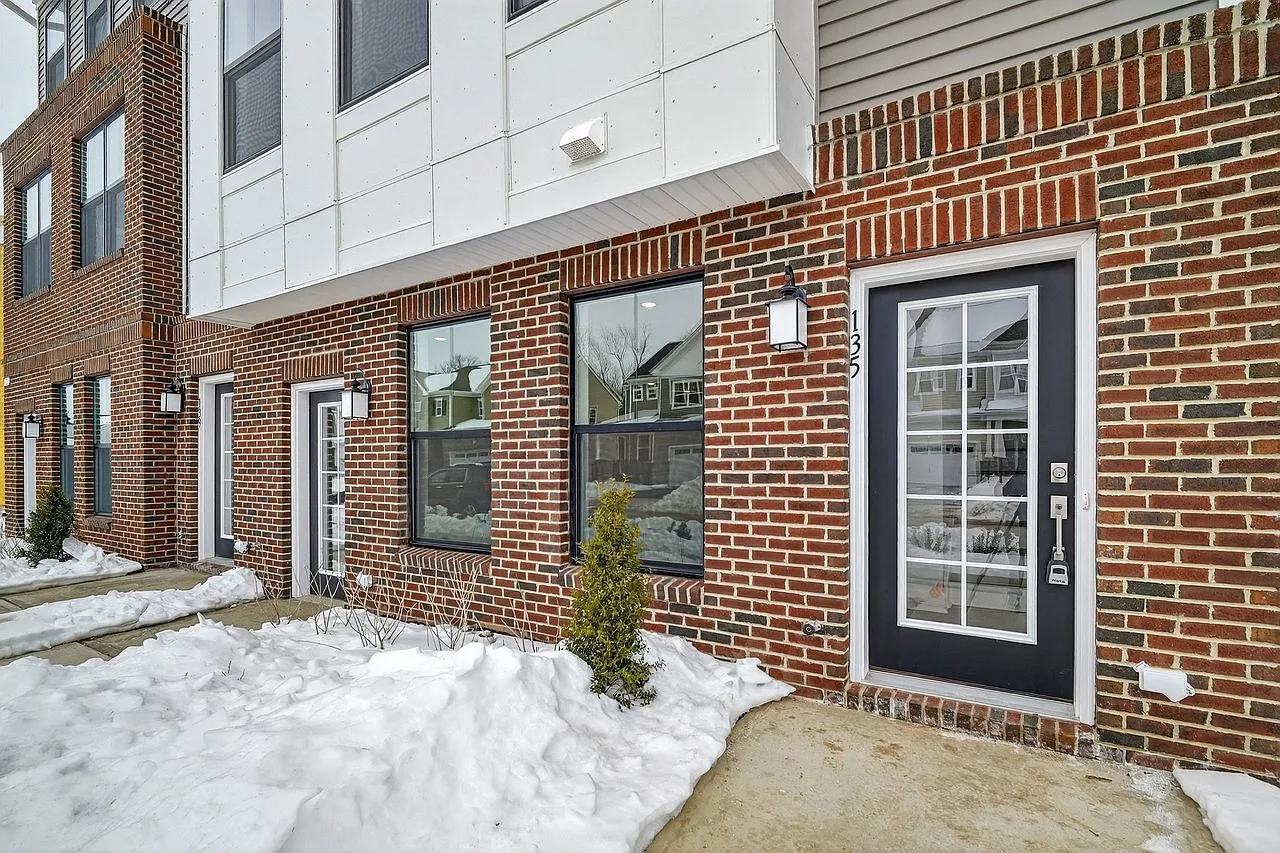 3 bed, 2.5 bath, 2129 sqft, $3,600 — Photo 2